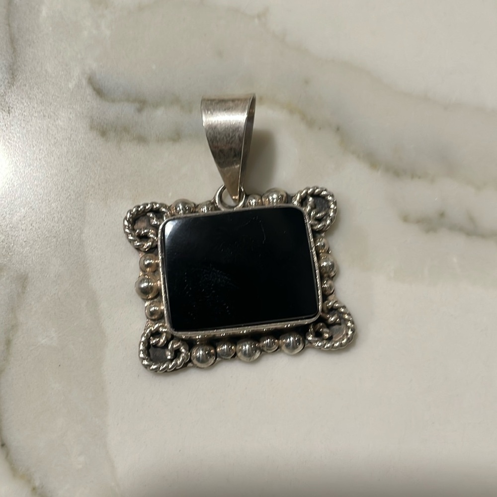 ONYX TAXCO TL-41 STERLING SILVER PENDANT.